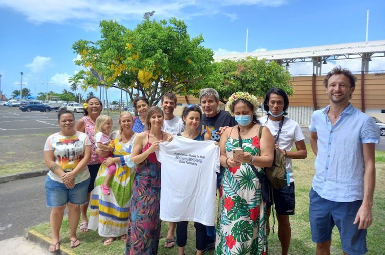 L'association Mania te miti. Aurélia Malogne, au centre, la présidente de l'association entourée de Élisa, infirmière, Frédéric kinésithérapeute, Olivier, médecin spécialisé en soins palliatifs, et des bénévoles. L'association Mania te miti. Aurélia Malogne, au centre, la présidente de l'association entourée de Élisa, infirmière, Frédéric kinésithérapeute, Olivier, médecin spécialisé en soins palliatifs, et des bénévoles.