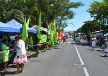 Une allée de drapeaux pour accueillir les électeurs de Pirae Une allée de drapeaux pour accueillir les électeurs de Pirae