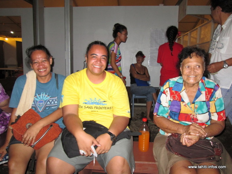 Des résidents de la zone Oremu 1, dont certains attendent depuis ce matin.