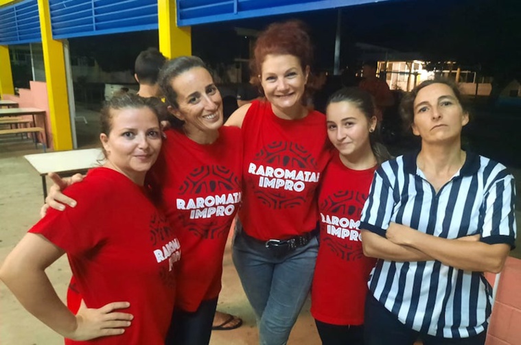 L'équipe de Raiatea impro avec l'arbitre. L'équipe de Raiatea impro avec l'arbitre.