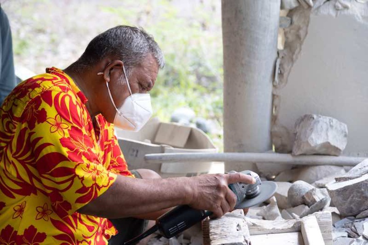 Jean Kautai est l'un des sculpteurs de l'île à la pierre fleurie. Jean Kautai est l'un des sculpteurs de l'île à la pierre fleurie.