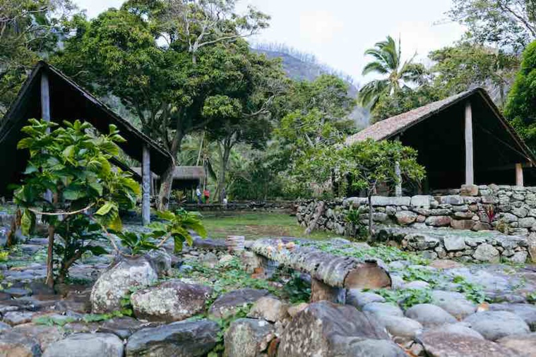 Mauia est un site archéologique unique, avec une disposition en équerre. Mauia est un site archéologique unique, avec une disposition en équerre.