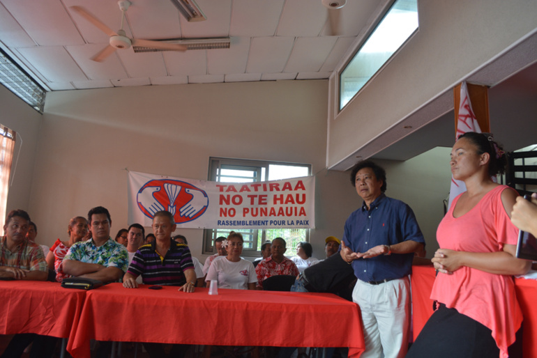 Pendant la conférence de presse, Tiare Pater-Pothier à droite. Pendant la conférence de presse, Tiare Pater-Pothier à droite.
