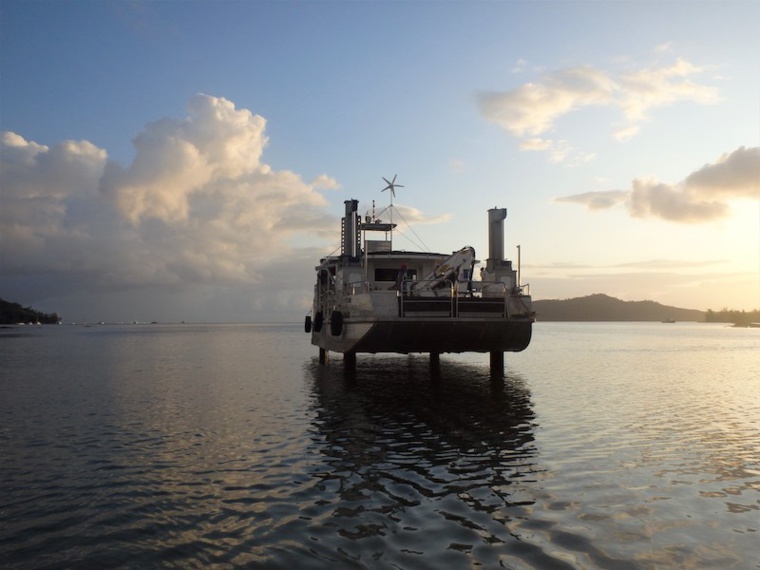 Un labo ambulant sur l'eau à Bora Bora Un labo ambulant sur l'eau à Bora Bora