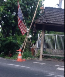 Un autre lecteur a partagé cette photo du coq, pendu la veille de la poupée, sur notre page Facebook. Brrr, ça fait froid dans le dos. Un autre lecteur a partagé cette photo du coq, pendu la veille de la poupée, sur notre page Facebook. Brrr, ça fait froid dans le dos.