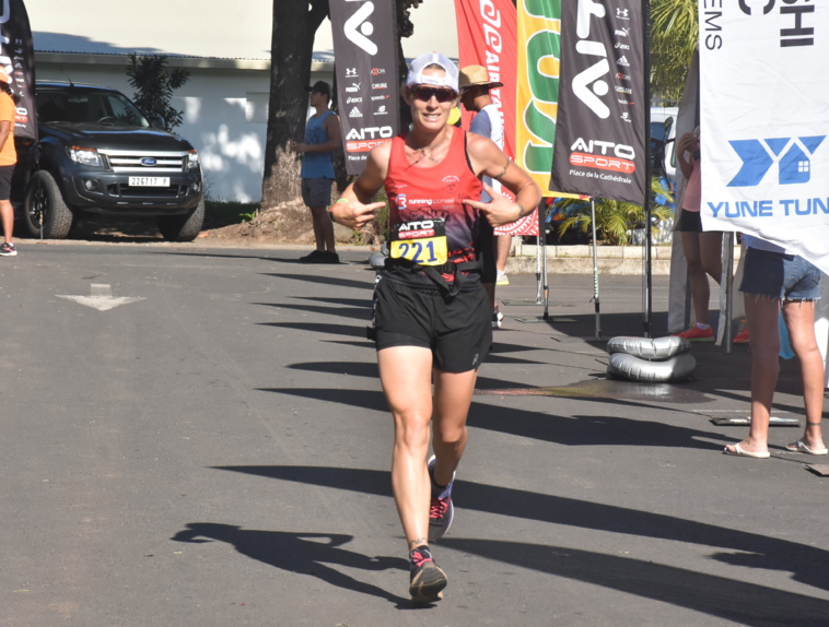 Elodie Touffet lors de son passage sur la ligne d'arrivée. Elodie Touffet lors de son passage sur la ligne d'arrivée.