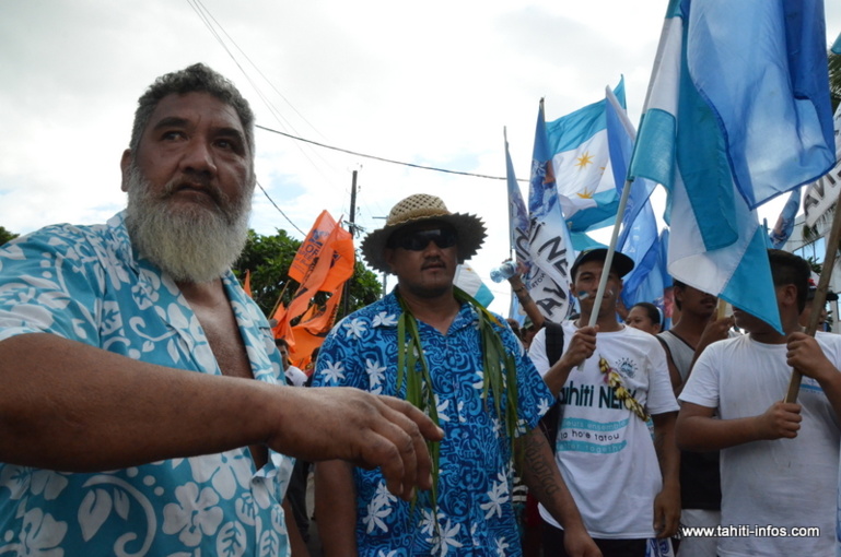 L'avenue Georges Clemenceau envahie de drapeaux bleus, dimanche 30 mars devant le centre de vote de Papeete