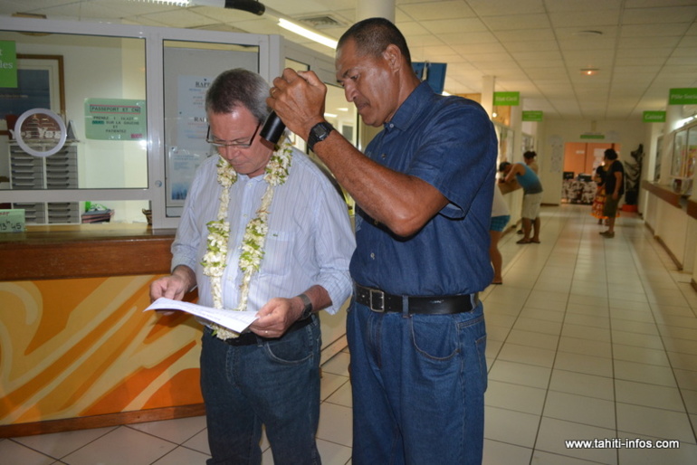 Ici, le maire sortant Rony Tumahai observant les derniers chiffres obtenus à 17h.