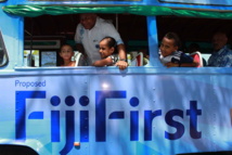 Franck Bainimarama a annoncé le nom de son parti, Fiji First, depuis un autobus dimanche à Suva. Franck Bainimarama a annoncé le nom de son parti, Fiji First, depuis un autobus dimanche à Suva.