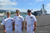 de gauche à droite, l’ « executive officer » Adam Fleming, le « commanding officer » Randy Van Rossum et le « command master » Donald A. Charbonneau