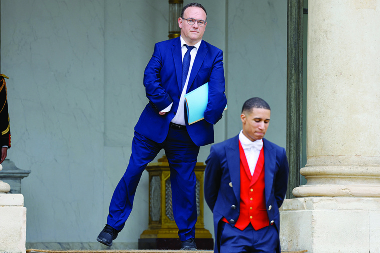Le ministre des solidarités Damien Abad, ce lundi au plais de l’Élysée, à la sortie du premier conseil des ministres du gouvernement Borne. (Photo : Ludovic MARIN / AFP).