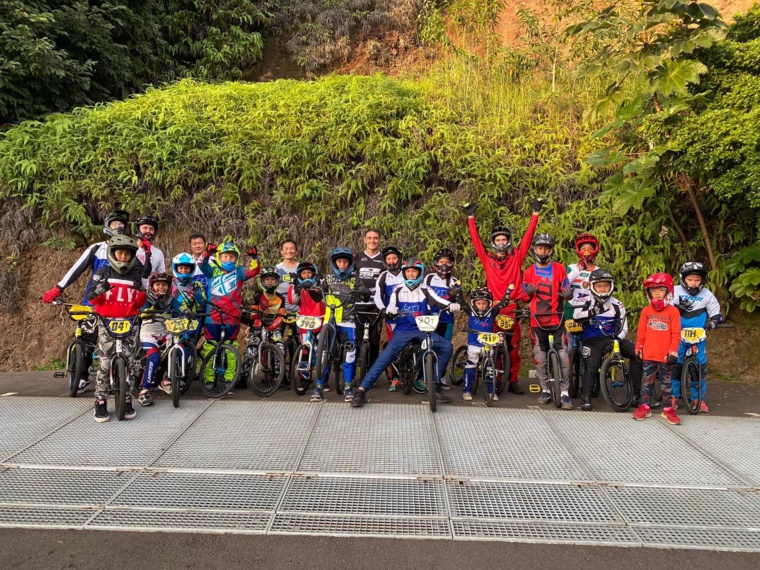 Christophe Tardivet aux côtés des jeunes passionnés de BMX. (photo : ©Riding Team Tahiti) Christophe Tardivet aux côtés des jeunes passionnés de BMX. (photo : ©Riding Team Tahiti)