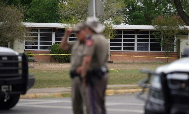 Des policiers de l'Etat du Texas se tiennent à l'extérieur de l'école primaire Robb, à Uvalde, après la fusillade le 24 mai 2022 (Photo : afp.com - allison dinner).