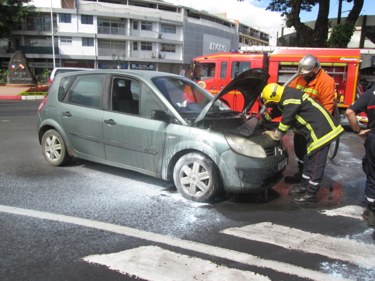 Papeete : une voiture en feu dans un rond point Papeete : une voiture en feu dans un rond point