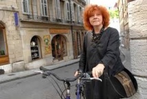 Décès de l'écrivaine Régine Deforges, auteur de "La bicyclette bleue" Décès de l'écrivaine Régine Deforges, auteur de "La bicyclette bleue"