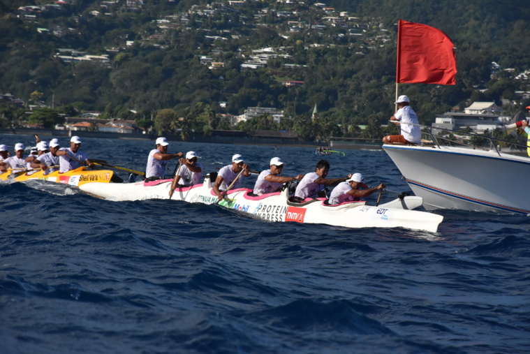 L'équipage d'EDT Va'a, engagé en sénior homme, qui vire en tête au large de Taaone.