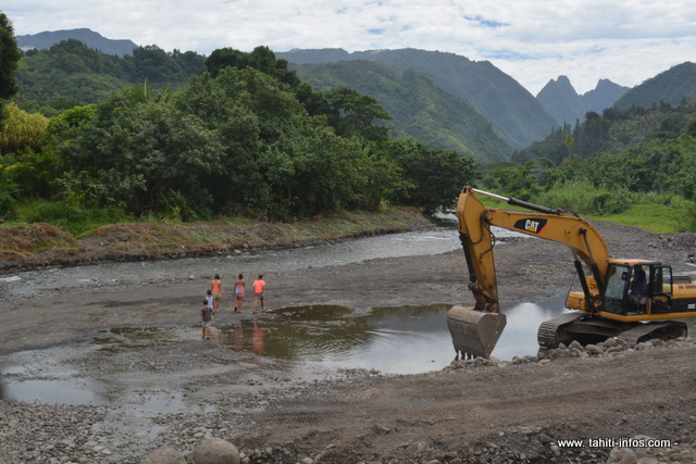 Consolidation des berges, création d'une zone unique de récupération de matériaux, la Taharu'u est la première rivière de Tahiti dont l'aménagement  va être pensé et réalisé.