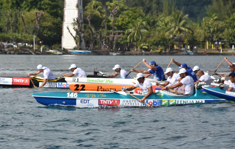 Les équipages de Manihi Va'a, Pirae Va'a, d'EDT Entreprise et du Team OPT à la bagarre au niveau de la Pointe Vénus, à la chasse derrière Shell Va'a. Les équipages de Manihi Va'a, Pirae Va'a, d'EDT Entreprise et du Team OPT à la bagarre au niveau de la Pointe Vénus, à la chasse derrière Shell Va'a.