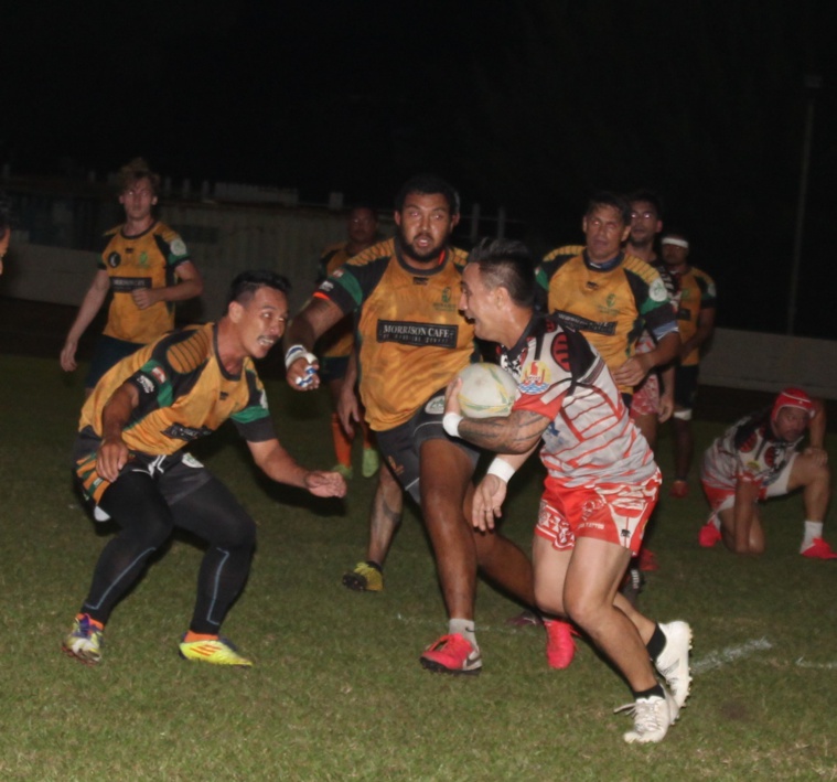 Nicolas Ebb (ballon en main) a été précieux pour Papeete, mais c’est bien Punaauia qui s’est qualifié pour la finale.