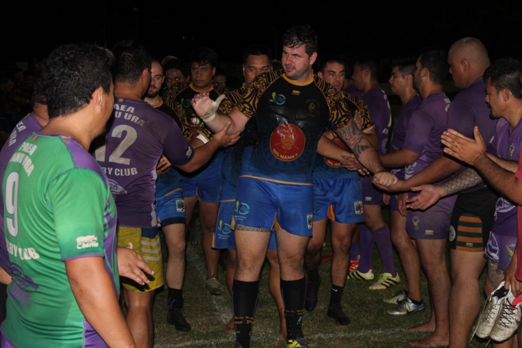 Pirae sort du terrain félicité par les joueurs de Paea. Pirae est en passe de revenir à son meilleur niveau.