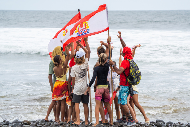 Le groupe tahitien qui félicite Heimiti Fierro à sa sortie de l'eau. (photo : Mike Rodriguez/ISA) Le groupe tahitien qui félicite Heimiti Fierro à sa sortie de l'eau. (photo : Mike Rodriguez/ISA)