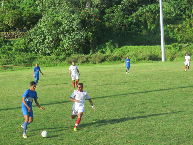 Tohiea, en blanc, a fait la mauvaise opération du week-end en s'inclinant face à Tapuhute. Les joueurs de Afareaitu pointent désormais à six points du leader, Tiare Hinano.