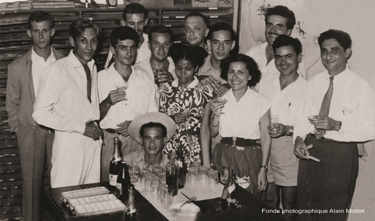 l'équipe de radio tahiti, 1960. " Quand les informations sont en tahitien, tout le monde est agglutiné au transistor, mais dès que ça passe au français, on éteint la radio". Crédit: Fonds photographique Alain Mottet l'équipe de radio tahiti, 1960. " Quand les informations sont en tahitien, tout le monde est agglutiné au transistor, mais dès que ça passe au français, on éteint la radio". Crédit: Fonds photographique Alain Mottet