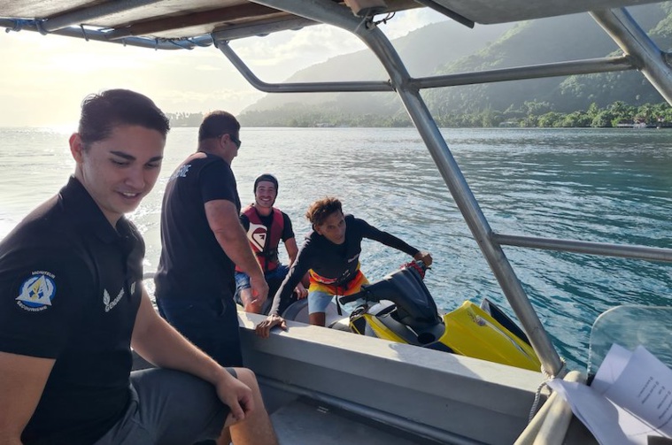 Vague de contrôles en mer à Teahupoo Vague de contrôles en mer à Teahupoo