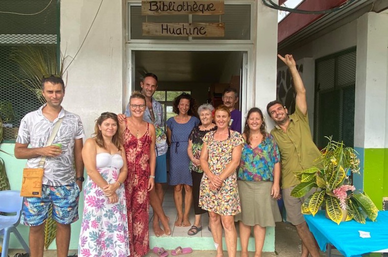 Une partie de l’équipe Te Fare Aitauira'a No Huahine qui gère la bibliothèque. Une partie de l’équipe Te Fare Aitauira'a No Huahine qui gère la bibliothèque.