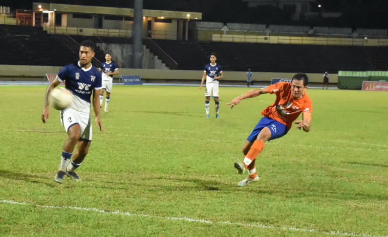 Le capitaine de Dragon, Raimana Li Fung Kuee, a donné l'avantage à son équipe juste avant la pause. Le capitaine de Dragon, Raimana Li Fung Kuee, a donné l'avantage à son équipe juste avant la pause.