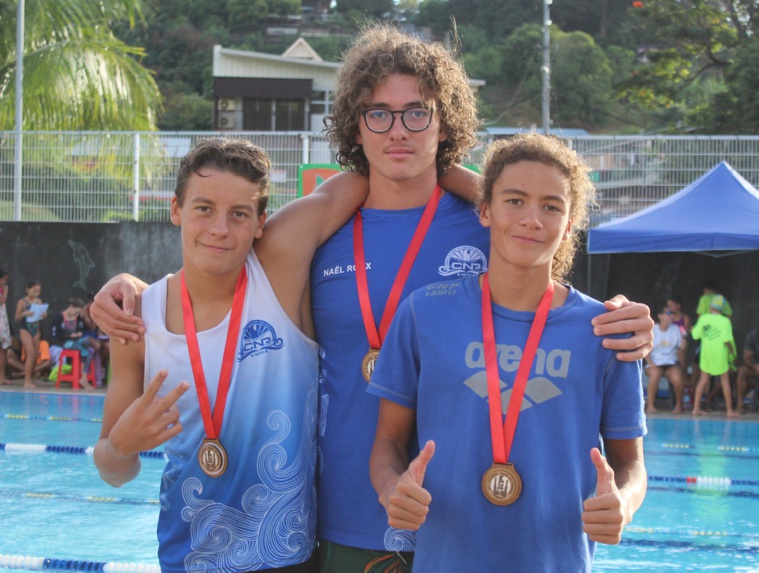 Le podium de la catégorie juniors 1 et 2 du Aito Tahiti Tour avec de G. à D. : Enzo Kernivinen (2è), Naël Roux (1er) et Sosthène Videau (3è), trois partants pour les Championnats de France en eau libre. Le podium de la catégorie juniors 1 et 2 du Aito Tahiti Tour avec de G. à D. : Enzo Kernivinen (2è), Naël Roux (1er) et Sosthène Videau (3è), trois partants pour les Championnats de France en eau libre.