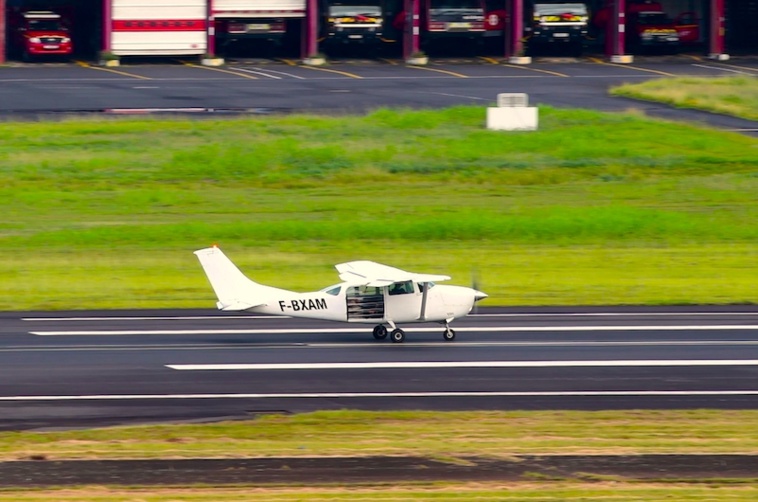 L'appareil Cessna 206 qui s'est abimé sur le récif à Punaauia. (Photo : Rare Tahitian Air/Port View) L'appareil Cessna 206 qui s'est abimé sur le récif à Punaauia. (Photo : Rare Tahitian Air/Port View)