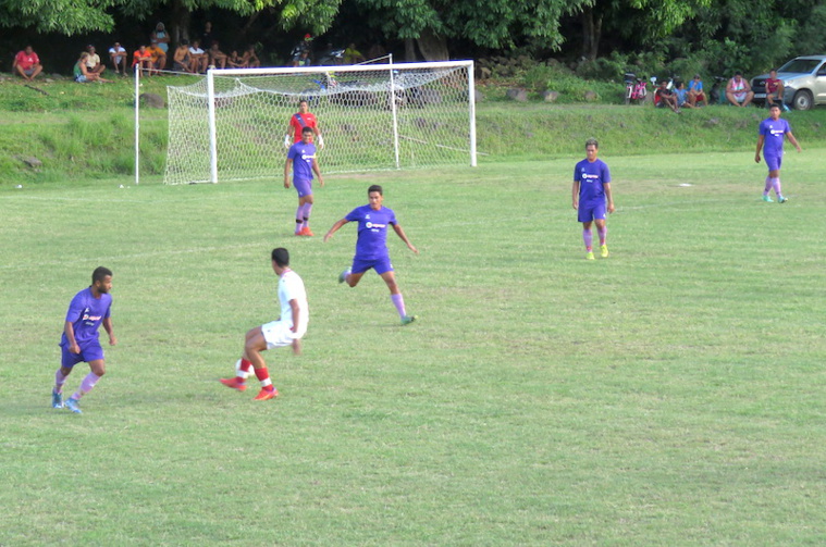 En surclassant Tohiea (6-0), Tiare Hinano (en mauve) se dirige tout droit vers le titre de champion de Moorea.