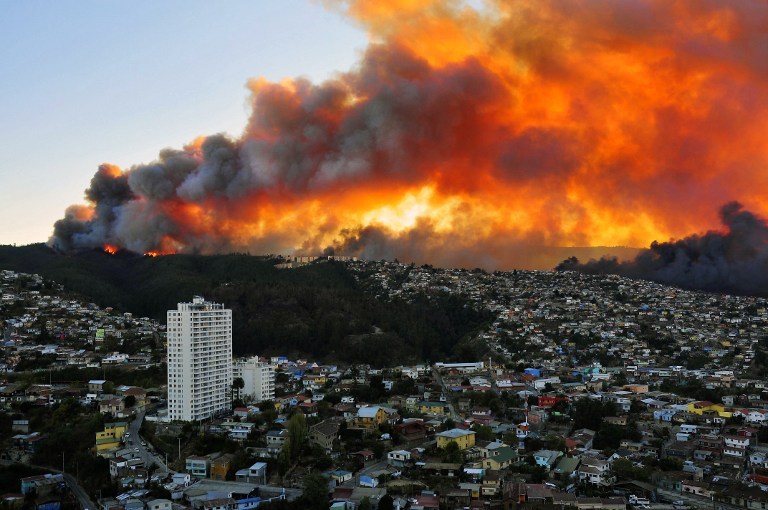Chili: 10.000 personnes évacuées, 16 morts dans le "pire incendie" de l'histoire de Valparaiso