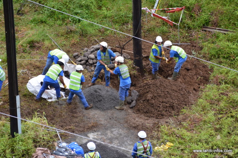 La préparation de l'emplacement du nouveau poteau : il est collé à l'ancien La préparation de l'emplacement du nouveau poteau : il est collé à l'ancien