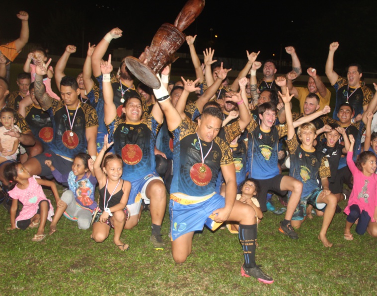 Daniel Clark le capitaine de Pirae soulève le trophée de la Coupe de Tahiti. Daniel Clark le capitaine de Pirae soulève le trophée de la Coupe de Tahiti.