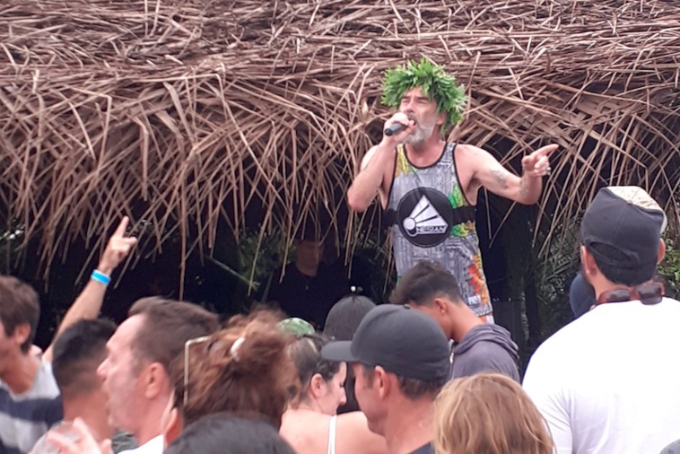 Les good vibes de Pierpoljak à Taha'a Les good vibes de Pierpoljak à Taha'a