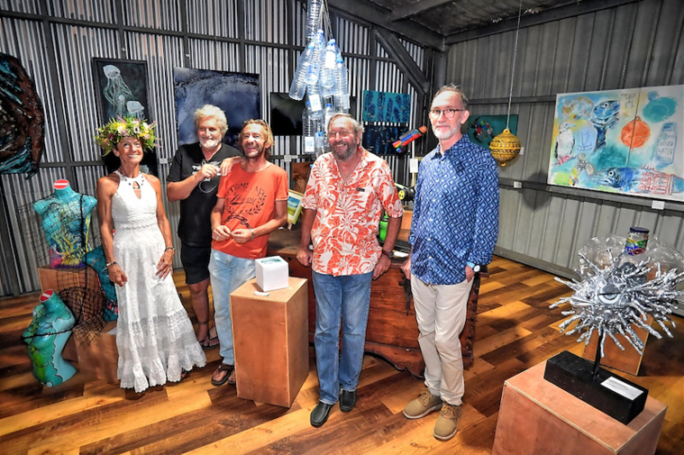 Nelly, Patrick Guichard, Fred Souny, Jean Ciccuta et Philippe Castel. Nelly, Patrick Guichard, Fred Souny, Jean Ciccuta et Philippe Castel.