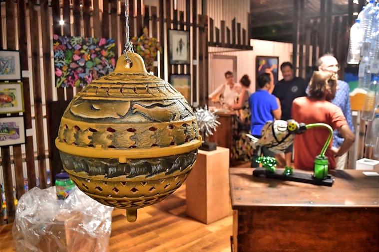 Une bouée sculptée de Vashee. Une bouée sculptée de Vashee.