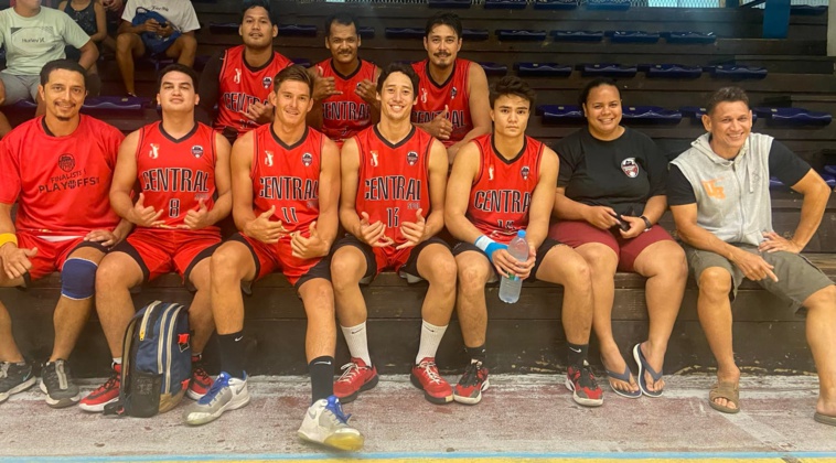 Après une première mi-temps équilibrée, les joueurs de Central ont nettement dominé les débats en deuxième période. (photo : Fédération tahitienne de basket-ball) Après une première mi-temps équilibrée, les joueurs de Central ont nettement dominé les débats en deuxième période. (photo : Fédération tahitienne de basket-ball)