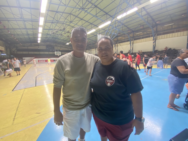 Teimiri Hunter (à droite) aux côtés de Hans Tuahiva, vice-président de la FTBB. Teimiri Hunter (à droite) aux côtés de Hans Tuahiva, vice-président de la FTBB.