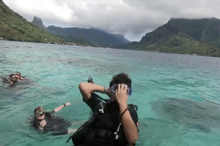 156 collègiens de Moorea se jettent à l'eau 156 collègiens de Moorea se jettent à l'eau