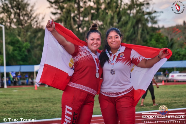 de gauche à droite) Vaihina Doucet, médaillée d'argent au lancers du poids à Saipan, aux côtés de Loveleina Wong Sang qui s'est emparée du bronze. (© sportstahiti.com – Tane)