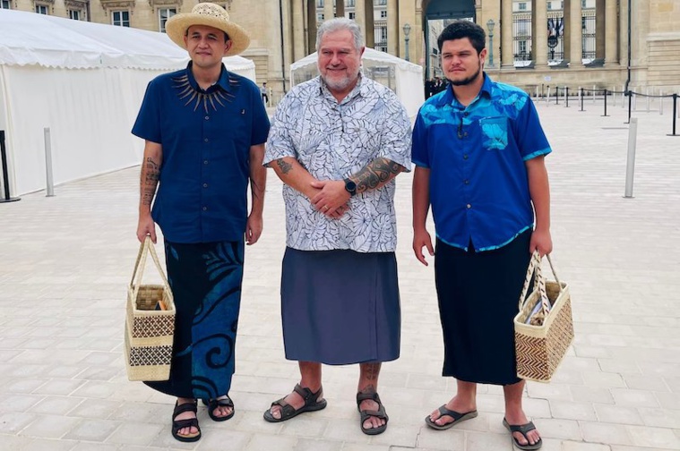 "Tongs et chemisette à fleurs" : Bad buzz pour Marine Le Pen au fenua "Tongs et chemisette à fleurs" : Bad buzz pour Marine Le Pen au fenua