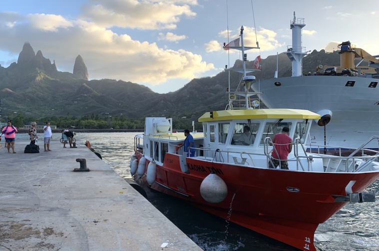 Le Kaoha Tini deviendra-t-il un bateau phare comme l’Aranui, également présent mercredi dans la baie de Hakahau ?