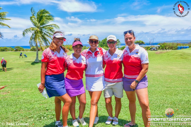 La sélection féminine au golf avec de gauche à droite, Rarau Taerea Pani, Flavia Reid Amaru, leur coach Maguy Dury, Laina Faraire et Diandra Mawhinney. (© sportstahiti.com - Tane)