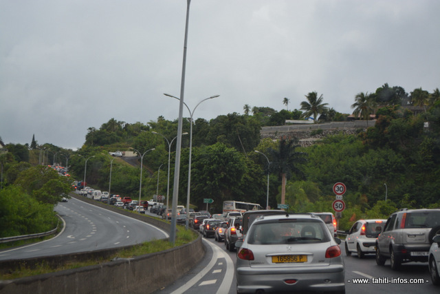 Au moins 30 minutes d'embouteillage pour les automobilistes se dirigeant vers Papeete ce vendredi matin.