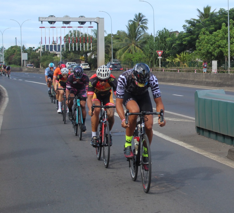 Manarii Laurent (en tête) a passé quasiment toute la course devant, mais Francky Maraetaata (en 2è position) attendait son heure.