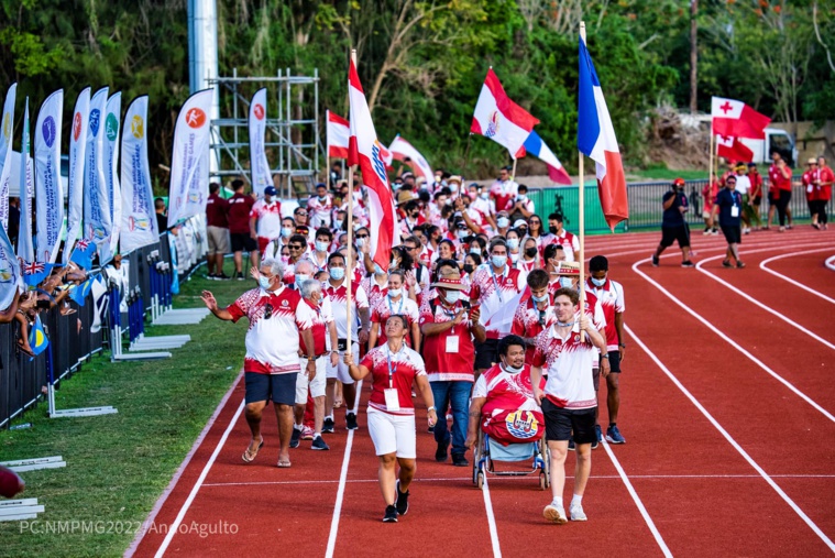 Les portes de drapeau de la délégation tahitienne, la rameuse, Vaimiti Maoni, et le badiste, Rémi Rossi, ont ouvert la marche pour le clan polynésien lors de la cérémonie de clôture. (© NMPMG2022/Ando Agulto)