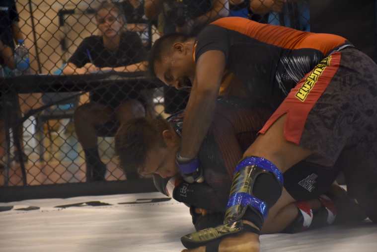 Après une première reprise compliquée, Enoha Tauraatua, en poids lourds, a réussi à inverser la tendance et à prendre le meilleur sur Bernard Teinaore.